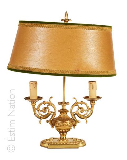LAMPE BOUILLOTTE Lampe bouillotte en bronze doré à deux bras de lumières à décor...