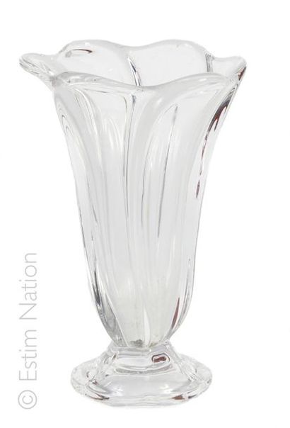 Vase Vase en cristal de forme mouvementée. 


Hauteur : 23 cm


(légères rayures...