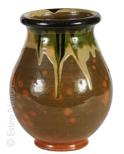 VALLAURIS Vase en céramique émaillée kaki à pois bruns et coulures vertes et noires,...