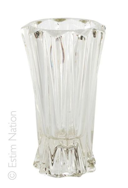 Vase Vase en cristal de forme géométrique. 


Hauteur : 22,5 cm