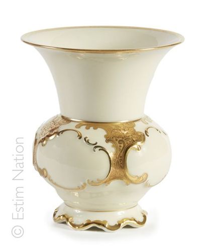 HUTSCHENREUTHER - ALLEMAGNE Vase en faïence blanc agrémenté de décor doré, cachet...