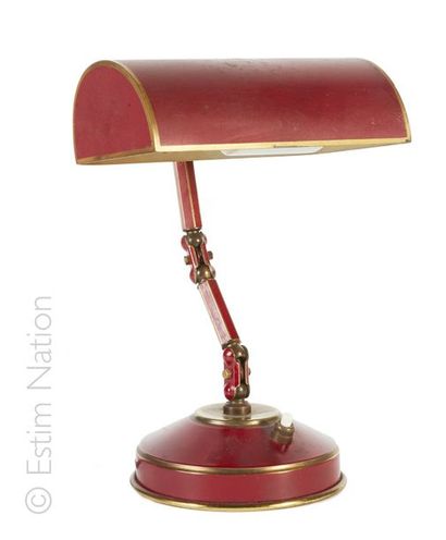 LAMPE DE BUREAU Petite lampe de bureau électrifiée en tôle peinte bordeaux et laiton,...
