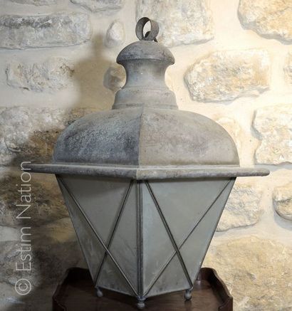 lanterne Lanterne en tôle peinte en gris, et verre. Electrifiée. 


Ht: 63cm