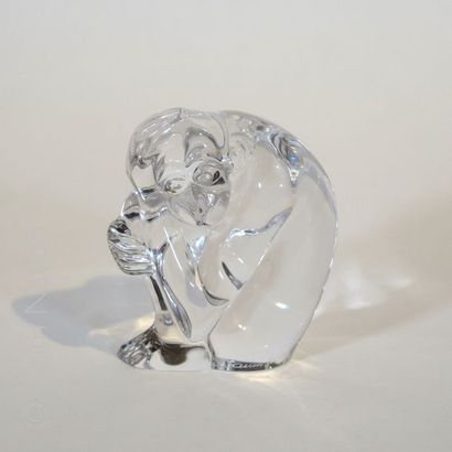 DAUM France Sculpture en cristal représentant un singe recroquevillé. Signé sur la...