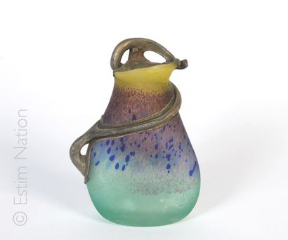 Vase Vase en verre à décor moucheté et monture en métal doré


Signé en bas


H :...