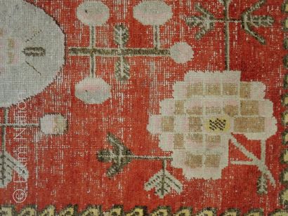 TAPIS CHINE Tapis Chine Xing Qiang, dit "aux cent objets", fond rouge, décor de vase...