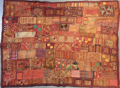 TENTURE INDE Tenture en patchwork de broderies, Inde.


Dimensions : 129 x 173 c...