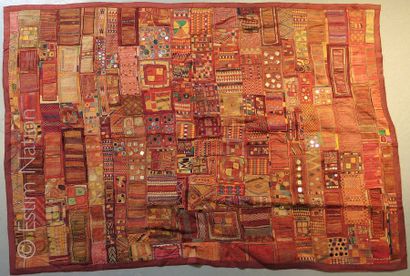 TENTURE INDE Tenture en patchwork de broderies, Inde. 


Dimensions : 149 x 216 ...