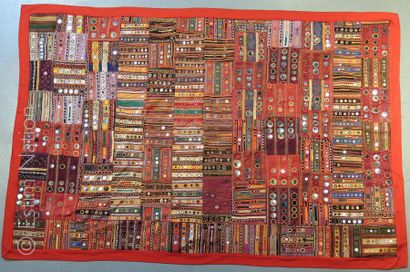 TENTURE INDE Tenture en patchwork de brodereies, Kutch, Inde. 


Dimensions : 119...