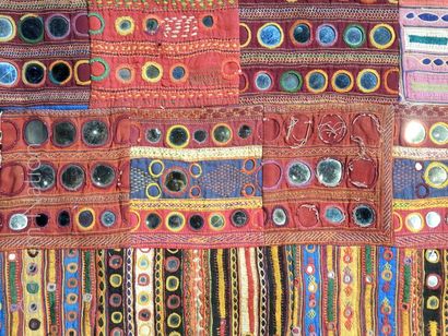 TENTURE INDE Tenture en patchwork de brodereies, Kutch, Inde. 


Dimensions : 119...