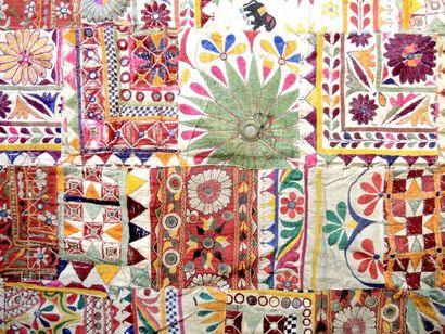 TENTURE INDE Tenture, Inde, patchwork de broderies Kutch, fleurs. 


Dimensions :...