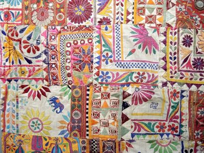 TENTURE INDE Tenture, Inde, patchwork de broderies Kutch, fleurs. 


Dimensions :...