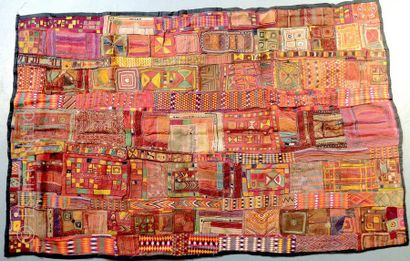 TENTURE INDE Tenture, Inde, patchwork de broderies Kutch. 


Dimensions : 105 x 164...
