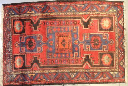Tapis Hamadan Tapis Hamadan, fond rouge, décor bleu de motifs géométriques et fleurs,...