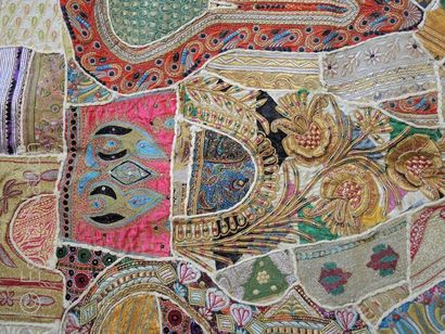 TENTURE INDE Tenture, Inde, patchwork de brocarts. 


Dimensions : 105 x 150 cm