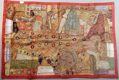 TENTURE INDE Tenture, Inde, patchwork de brocarts. 


Dimensions : 105 x 154 cm