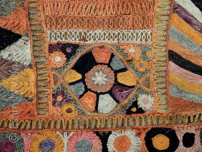 TAPIS IRAK Tapis brodé Irak, motifs géométriques et fleurs. 


Dimensions : 134 x...