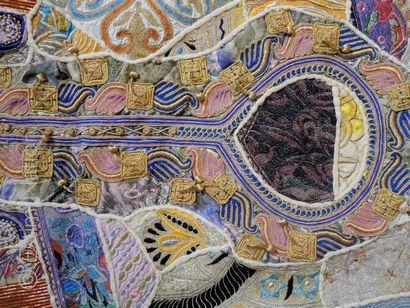TENTURE INDE Tenture, Inde, patchwork de brocarts. 


Dimensions : 103 x 135 cm