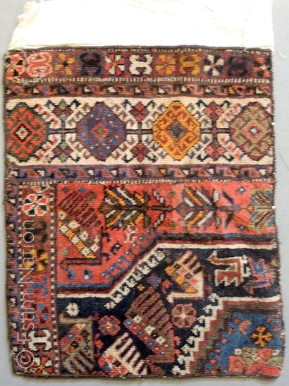 FRAGMENT DE TAPIS HAMADAN (?) Fragment de tapis Hamadan (?). 


Dimensions : 63 x...