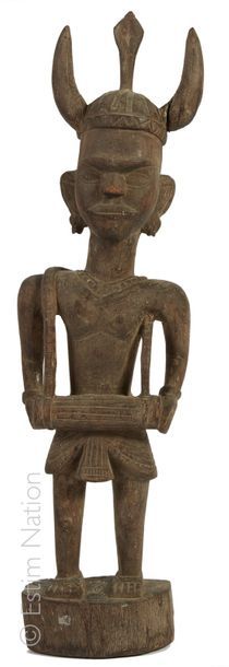 AFRIQUE Sculpture en bois représentant un personnage au tambour et casque. Afrique...