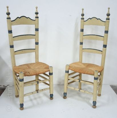 SUITE DE 8 CHAISES Suite de 8 chaises en bois laqué crème, bleu et or. Les assises...