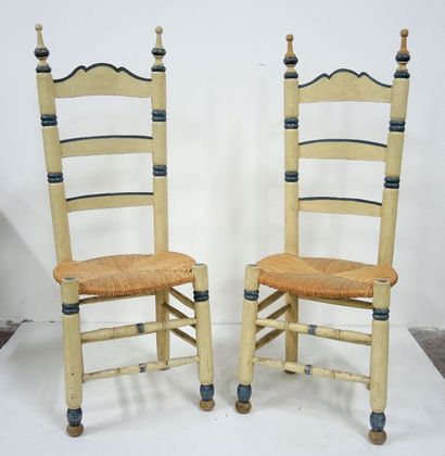 SUITE DE 8 CHAISES Suite de 8 chaises en bois laqué crème, bleu et or. Les assises...