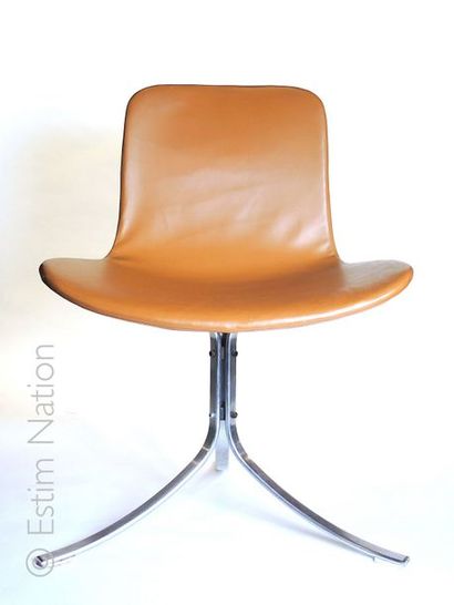 Poul KJAERHOLM (Danemark) Chaise modèle PK 9 / EKC 9.
Piètement tripode en acier...