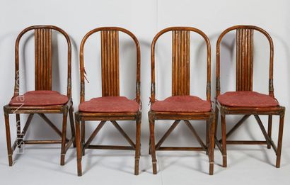 CHAISES EN ROTIN Ensemble de 4 chaises en bois naturel, assise et dossier ajouré
(assez...
