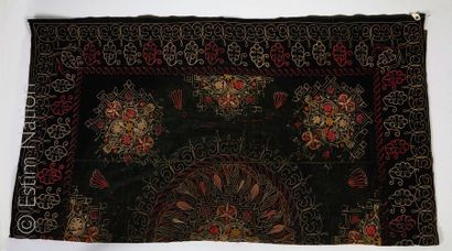 TISSU OTTOMAN Tissu ottoman en velours brodé. 


Dimension: 140 x 122 cm. 


(usures,...