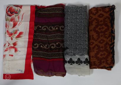 Lot de textiles Ensemble de 30 pièces environ de textiles comprenant : foulards,...