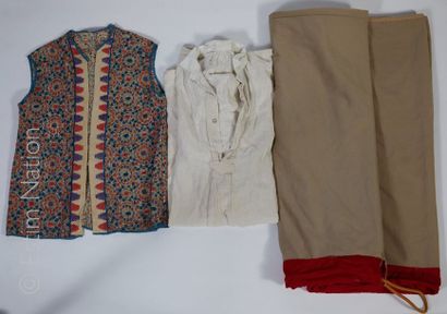 LOT DE TEXTILES ORIENTAUX Lot de textiles comprenant : 


- une cape marocaine en...