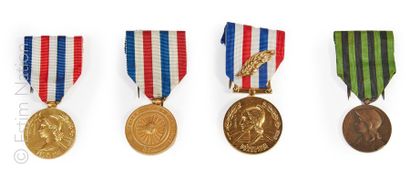 LOT DE MEDAILLES - CHEMINS DE FER Lot de 4 médailles en métal doré dont :


- 2 médailles...