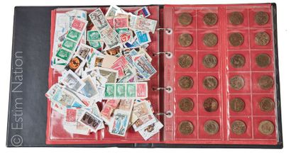 PHILATELIE - NUMISMATIQUE Lot de timbres en vrac dans une boite métallique et un...