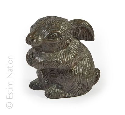 Bronze Sculpture en bronze à patine brune ciselé représentant un lapin assis sur...