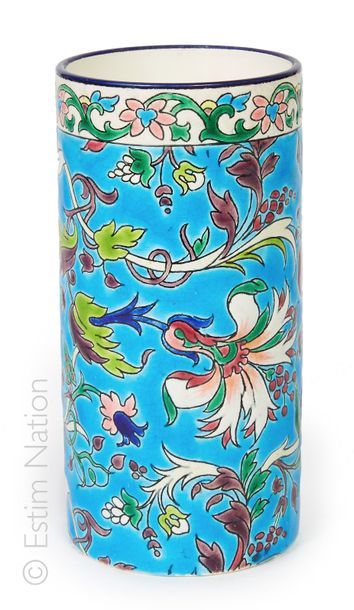 LONGWY Vase tubulaire en faïence aux émaux de Longwy à fond turquoise à décor polychrome...