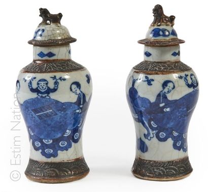 CHINE Paire de vases couverts en porcelaine de NANKIN à décor de personnages assis...