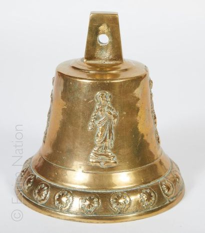 cloche Cloche en bronze naturel à décor en relief du Sacré cœur de Jésus sur la robe...