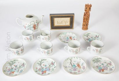 CHINE Service à thé en porcelaine à décor polychrome de personnages comprenant :
-...