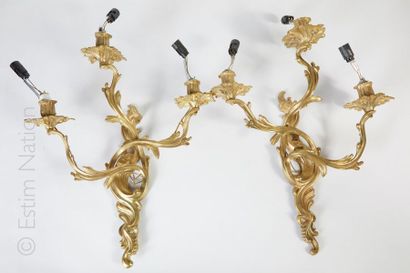 PAIRE D'APPLIQUES. STYLE LOUIS XV Paire d'appliques en bronze doré à trois bras de...