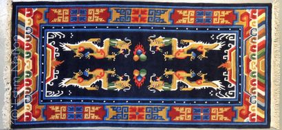 DEUX TAPIS CHINE Paire de tapis en laine à décor de dragons sur fond bleu nuit.


Dimensions...