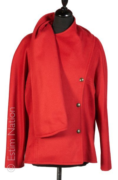 HERMES PARIS vintage circa 1985 CABAN en drap de laine rouge, parementure asymétrique...