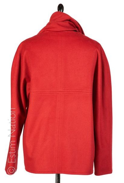 HERMES PARIS vintage circa 1985 CABAN en drap de laine rouge, parementure asymétrique...