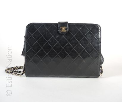 CHANEL Circa 1985 SAC en agneau surpiqué noir, anse chaîne en métal dorée et cuir,...