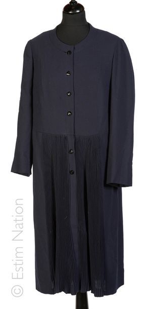PIERRE BALMAIN Haute couture n° 164-816 ROBE en crêpe de laine marine, simple boutonnage,...