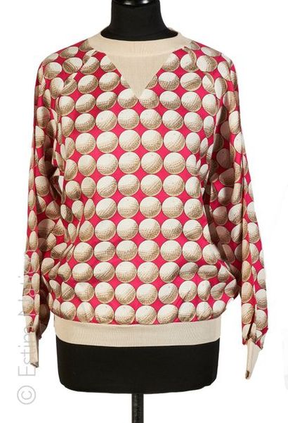 HERMES Paris SWEATER en soie imprimée de balles de golf sur fond rose, col en tricot...