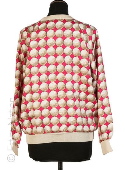 HERMES Paris SWEATER en soie imprimée de balles de golf sur fond rose, col en tricot...
