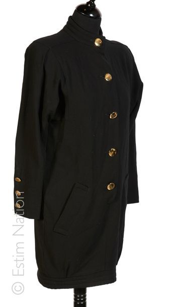 BOUTIQUE BALENCIAGA MINI ROBE en crêpe de laine noir, col montant sur simple boutonnage...