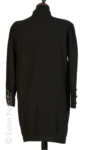 BOUTIQUE BALENCIAGA MINI ROBE en crêpe de laine noir, col montant sur simple boutonnage...