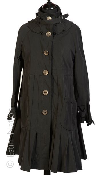 ET DIEU CREA LA FEMME, VASSALLI MANTEAU en polyester noir agrémenté de plis plats,...