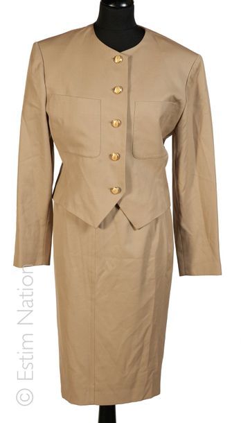 Yves SAINT LAURENT Variation ENSEMBLE en gabardine de laine beige : VESTE courte...